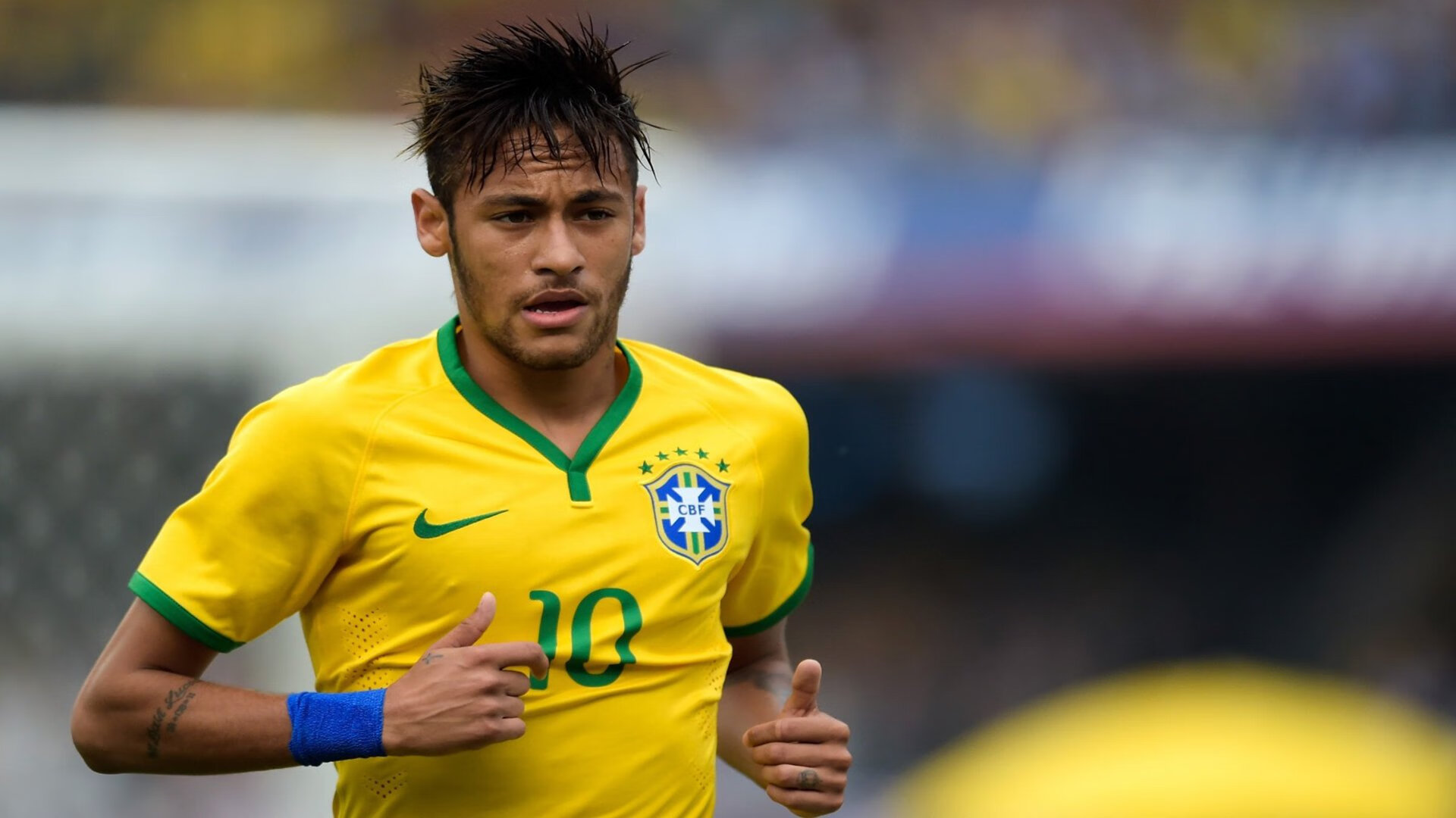 智能穿戴设备统计运动数据，助力运动员科学训练，体育智能穿戴设备